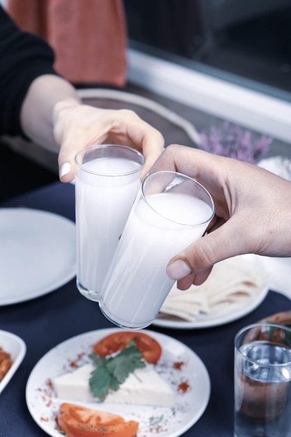 Mesa de comedor tradicional turca y griega con bebida alcohólica especial Raki. Ouzo y raki turco i