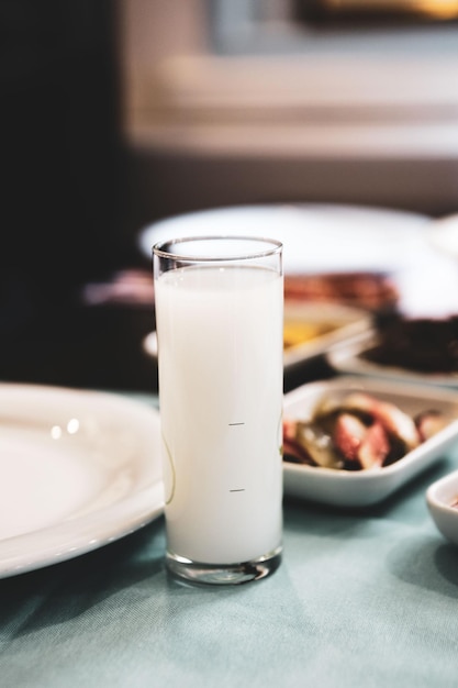 Mesa de comedor tradicional turca y griega con bebida alcohólica especial Raki. Ouzo y raki turco i