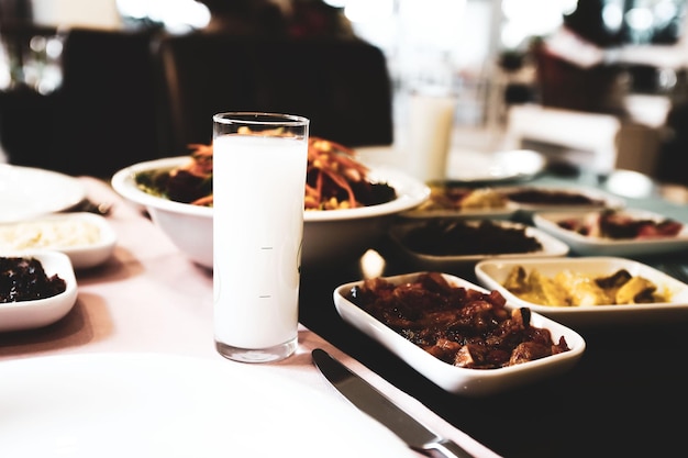 Mesa de comedor tradicional turca y griega con bebida alcohólica especial Raki. Ouzo y raki turco i