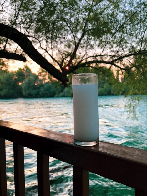 Mesa de comedor tradicional turca y griega con bebida alcohólica especial Raki Ouzo y Raki turco