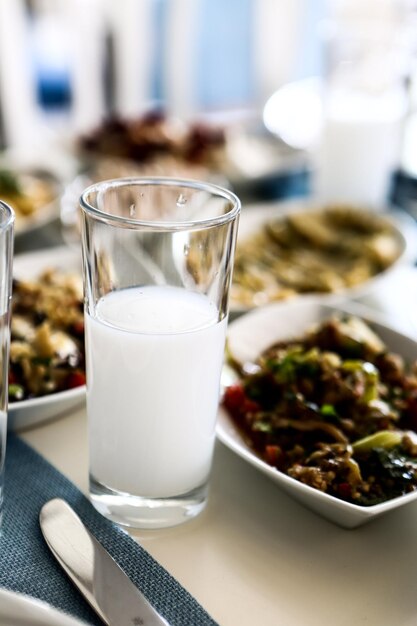 Mesa de comedor tradicional turca y griega con bebida alcohólica especial Raki Ouzo y Raki turco