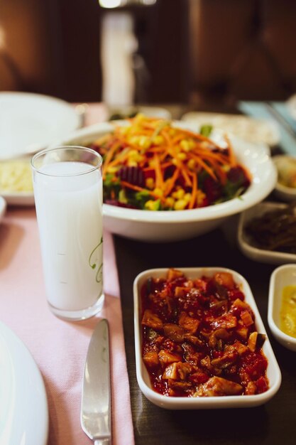 Mesa de comedor tradicional turca y griega con bebida alcohólica especial Raki Ouzo y Raki turco