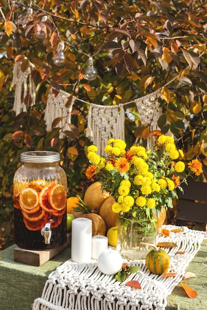 Mesa de comedor para unas vacaciones familiares en el patio trasero en el otoño.