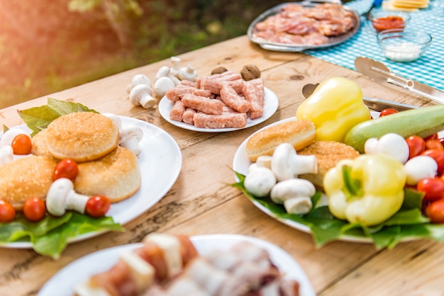 Mesa con comida y bebida lista para fiesta de barbacoa