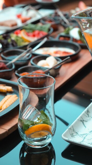 Foto una mesa con comida y bebidas en ella