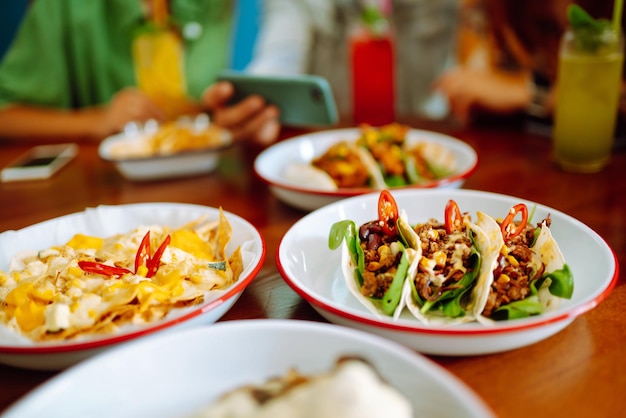 Mesa de comida Cena amistosa en un concepto de relajación de la fiesta del almuerzo del estilo de vida de la gente del café