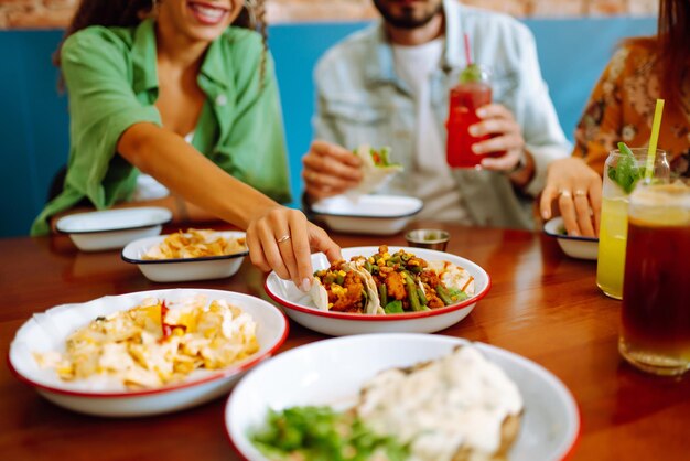 Foto mesa de comida cena amistosa en un concepto de relajación de la fiesta del almuerzo del estilo de vida de la gente del café