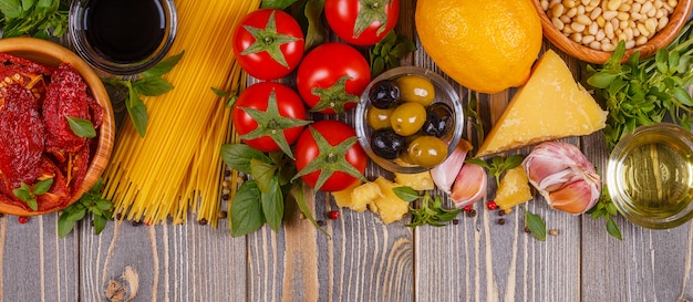 Mesa de comida italiana - ingredientes en la mesa de madera.