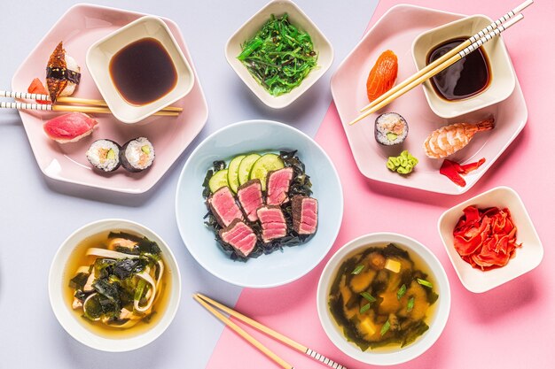 Mesa con comida tradicional japonesa