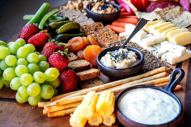 Mesa de compras con comida gourmet saludable frutas verduras y queso