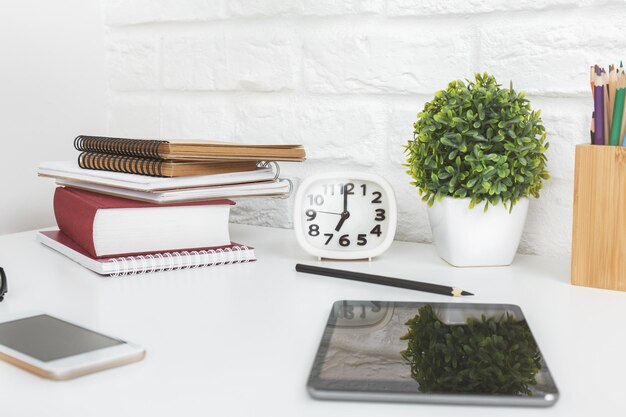 Mesa contemporânea com tablet e celular vazios