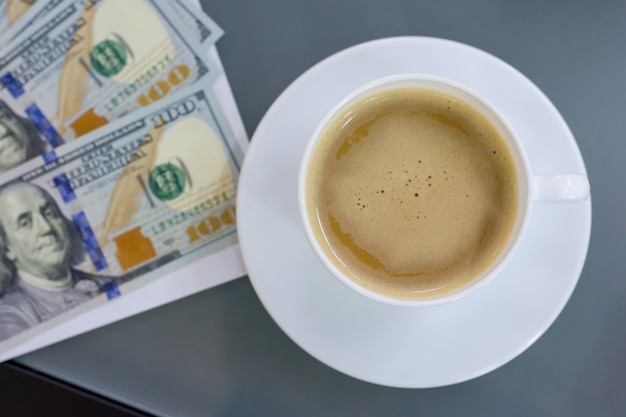 En la mesa contrato dinero taza de café, vista superior.