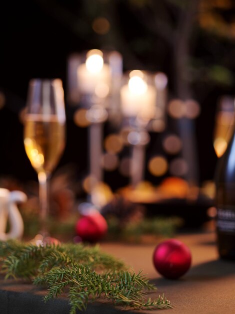 Una mesa con una copa de champán y un árbol de navidad al fondo Increíbles efectos del vino