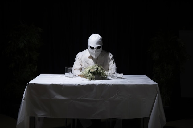 Foto una mesa con un criado blanco