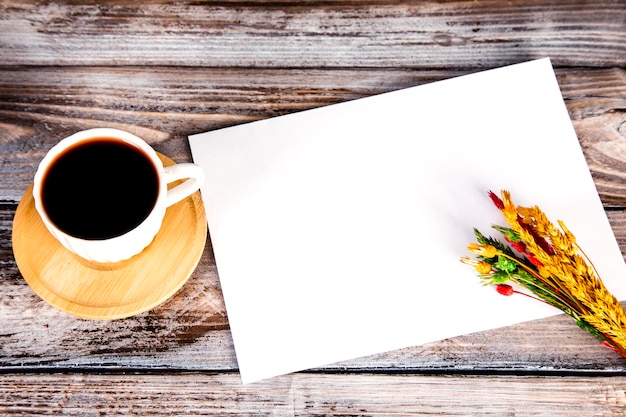 mesa de cuadernos con bolígrafo de café