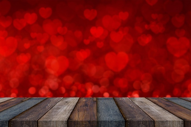 Mesa cubierta de madera vacía sobre fondo rojo con forma de corazón. concepto de día de san valentín