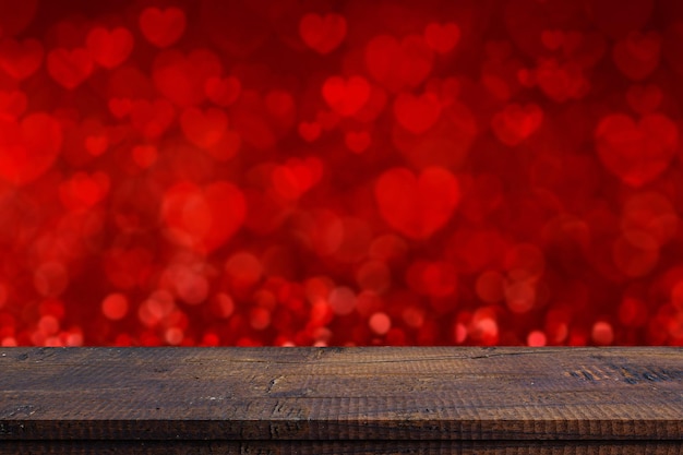 Mesa cubierta de madera vacía sobre fondo rojo con forma de corazón