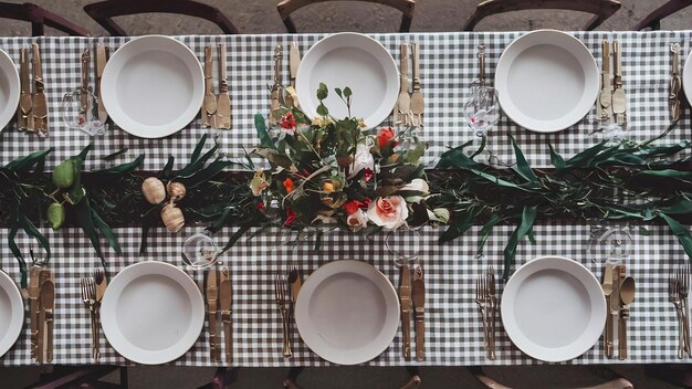 Mesa cubierta con un mantel a cuadros