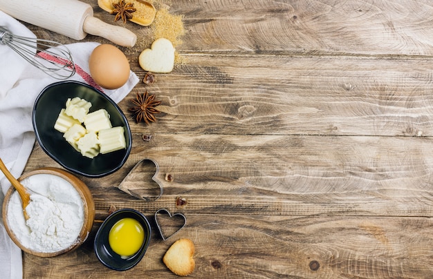 Mesa culinária ingredientes para cozinhar na mesa da cozinha de madeira.