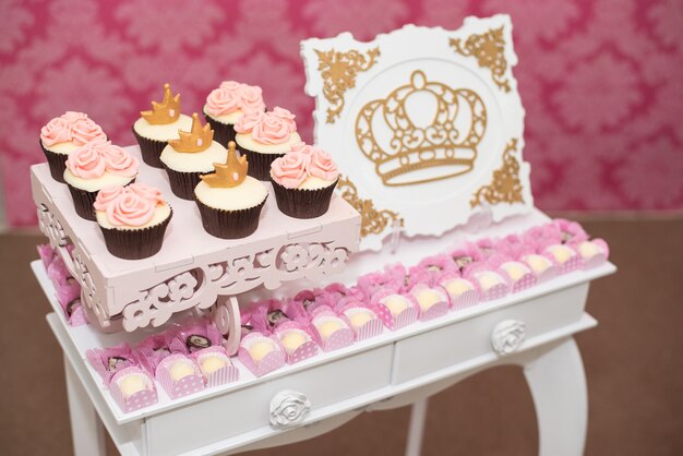 Mesa de cumpleaños con dulces, tema de la corona