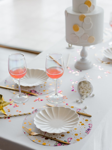 Mesa de cumpleaños o boda en colores blancos con cócteles en copas. Baby shower o fiesta de niña. Enfoque selectivo