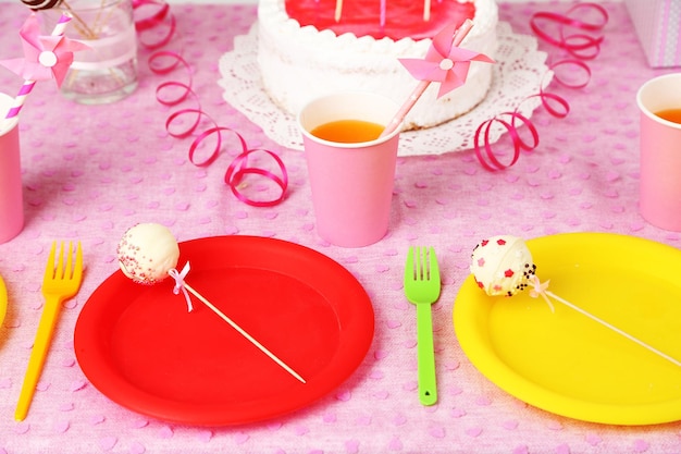 Mesa de cumpleaños preparada para fiesta infantil