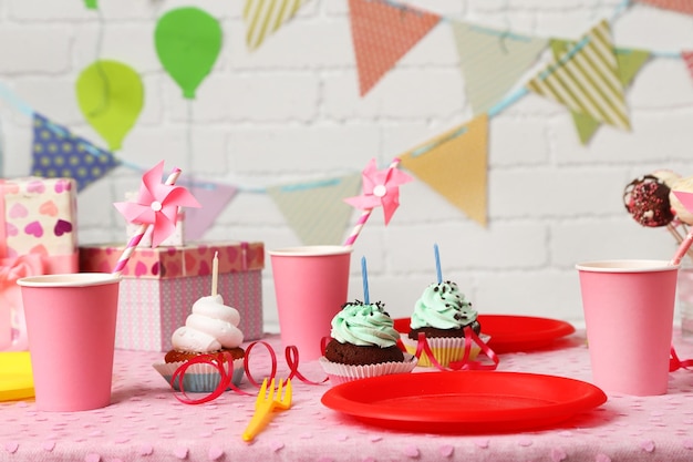 Mesa de cumpleaños preparada para fiesta infantil