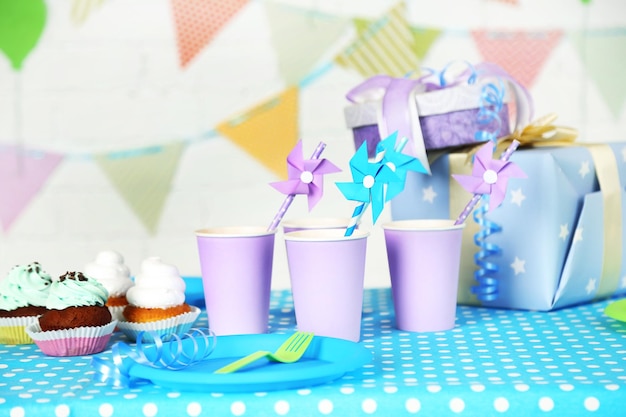 Foto mesa de cumpleaños preparada para fiesta infantil