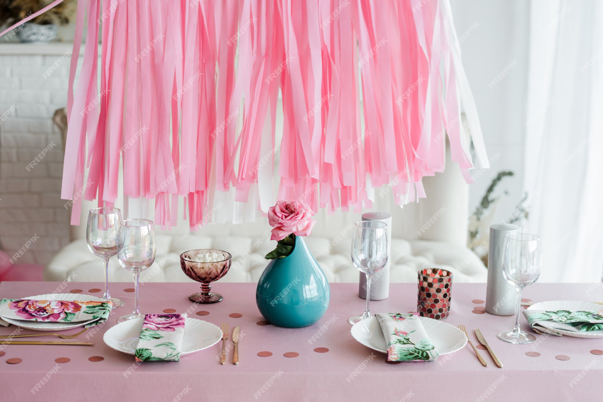 Parcial Completamente seco Árbol de tochi Mesa de cumpleaños en rosa y colores con rosa en florero. serpentinas  guirnalda de fondo. baby shower, decoración de fiesta de niña. | Foto  Premium