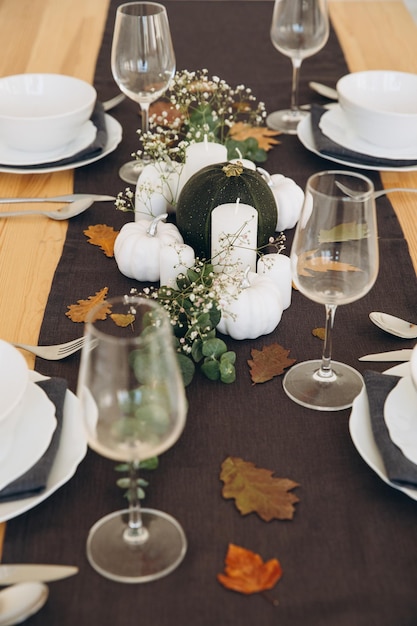 Foto mesa de ação de graças, talheres e decoração de decoração de férias em família maquete de outono