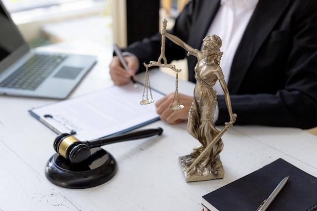 Mesa de advogados Sobre a mesa está uma estátua de Themis, que é a deusa da justiça e o martelo da justiça, os advogados muitas vezes a elogiam como um símbolo de justiça Conceito de lei e justiça