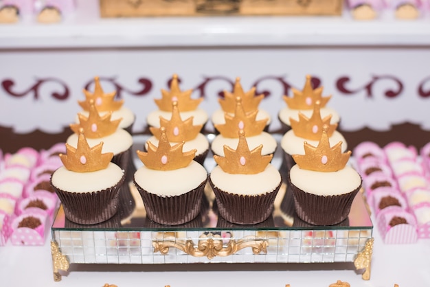 Mesa de aniversário com doces, tema coroa - Cupcakes