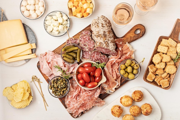 Mesa de aperitivos com queijo de lanches de charcutaria de antepastos diferentes