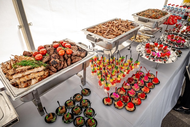 Mesa de banquete com aquecedores de pratos Carne grelhada