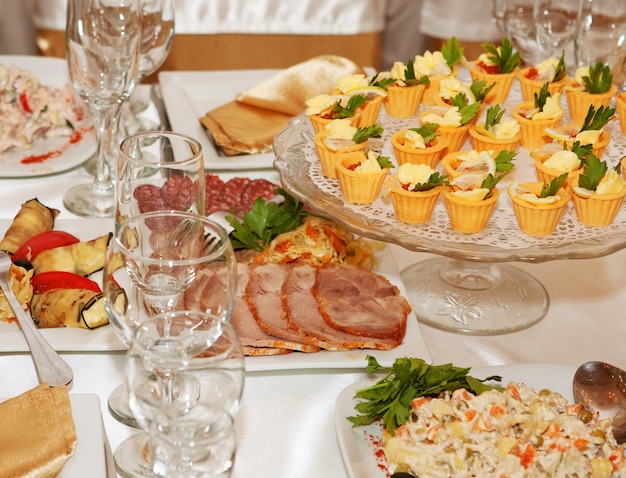 Mesa de banquete com comida