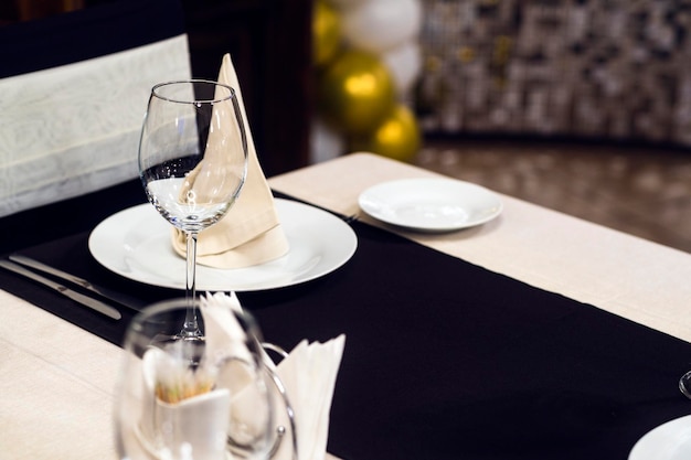 Mesa de banquete com taça de vinho Alto ângulo de elegante mesa de banquete servida para festa de casamento