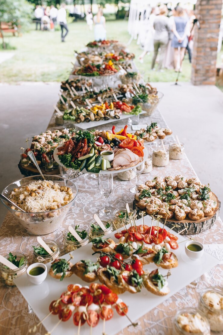 Mesa de banquete de bufê lindamente decorada com petiscos e aperitivos diferentes em eventos corporativos de festa de aniversário de natal ou festa de casamento