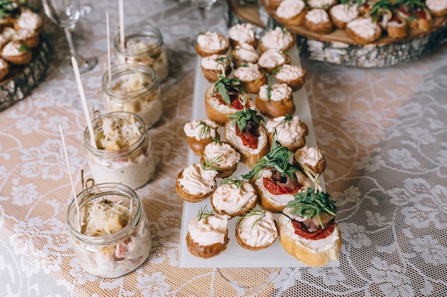 Mesa de banquete de bufê lindamente decorada com petiscos e aperitivos diferentes em eventos corporativos de festa de aniversário de natal ou festa de casamento