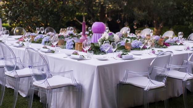 Foto mesa de banquete de casamento ao ar livre no verão