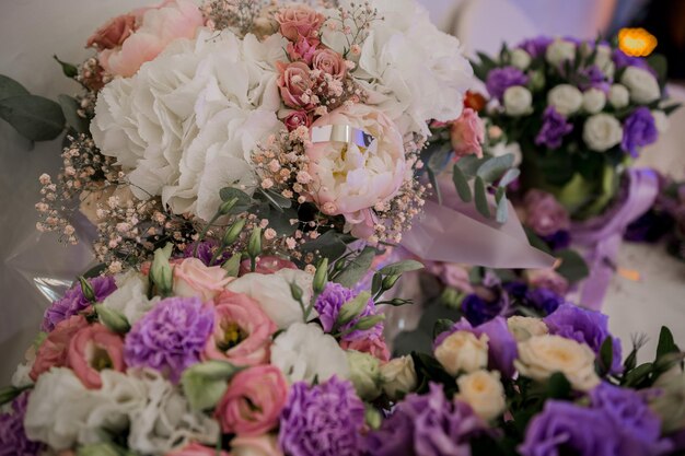 Mesa de banquete em restaurante com decoração floral