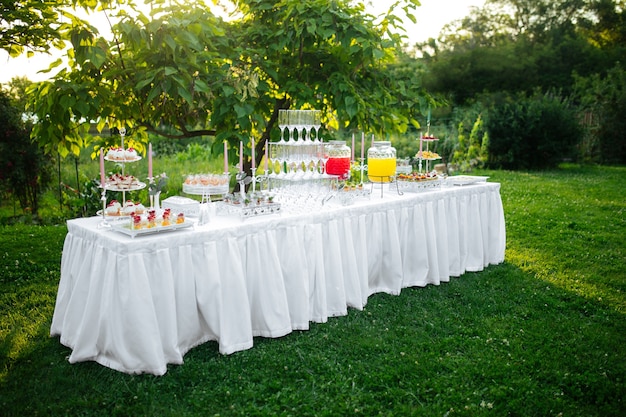 Mesa de banquete festiva ao ar livre com aperitivos