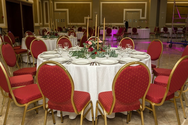 Mesa de banquete redonda festivamente decorada no restaurante