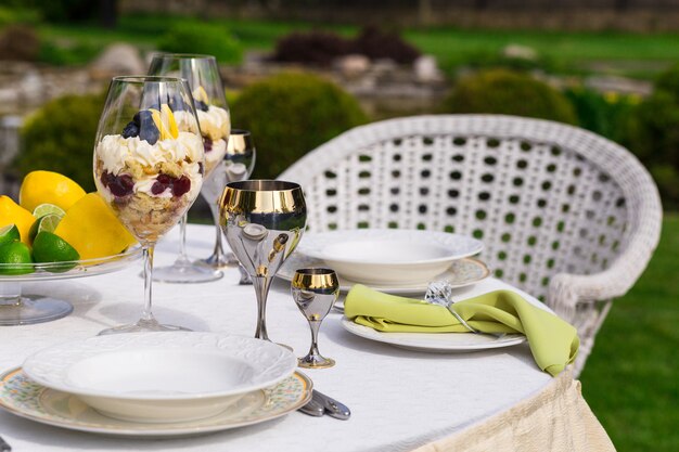 Mesa de banquete ricamente decorada com guardanapos com anel de diamante no banquete