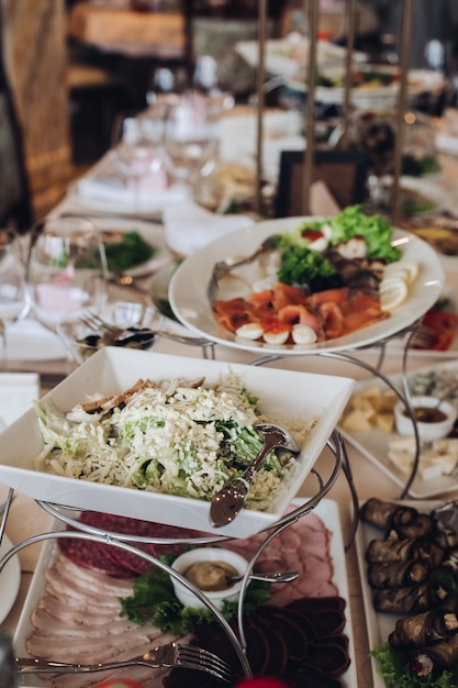 Mesa de banquete totalmente servida no casamento. Banquete festivo de casamento.