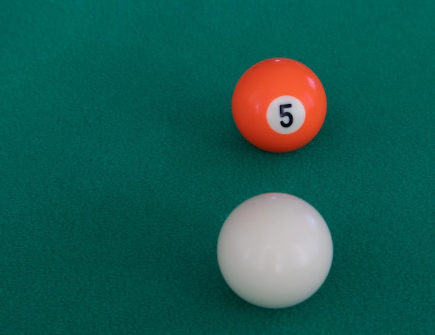 Mesa de bilhar com uma seleção de bolas Jogo Snooker bilhar