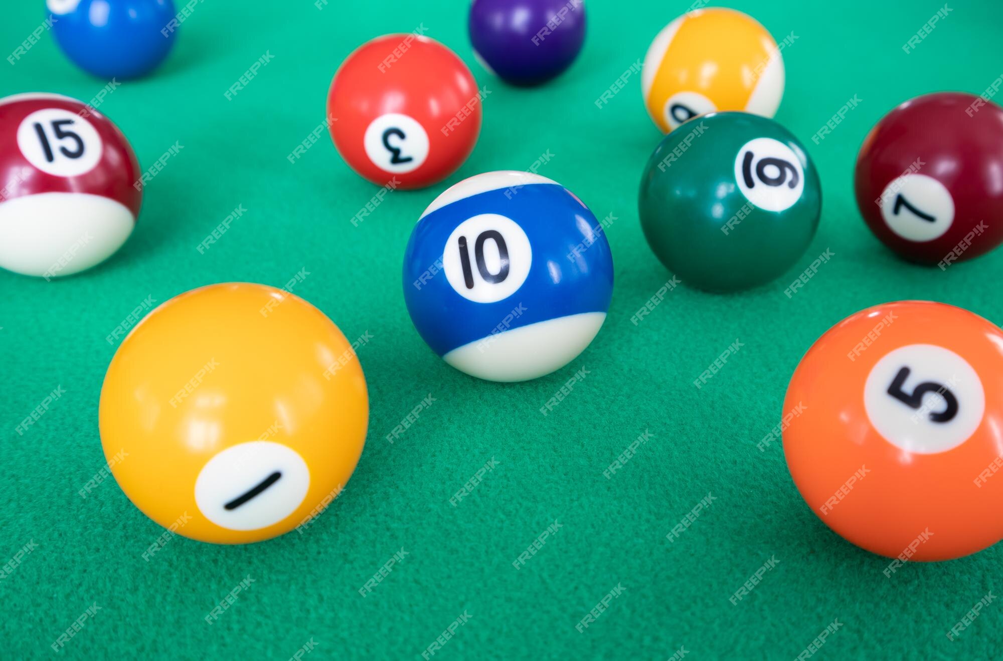 Mesa de bilhar com uma seleção de bolas jogo snooker bilhar