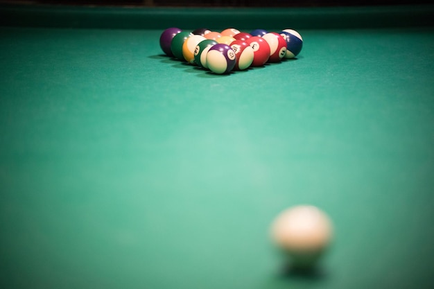 Bolas De Bilhar Para Bilhar Americano. Bolas De Bilhar. Pirâmide Billiard  Snooker. Piscina Americana. Jogo De Bilhar Na Mesa. Foto de Stock - Imagem  de esferas, esporte: 251984794