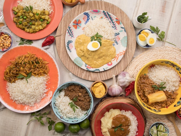 Mesa de bufê de comida tradicional peruana