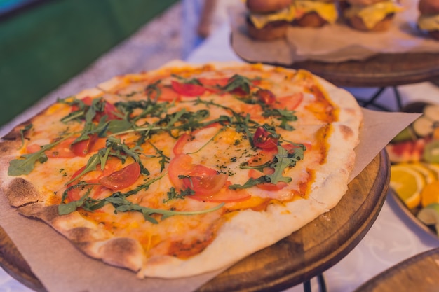 Mesa de bufê para banquete sanduíche e pizza