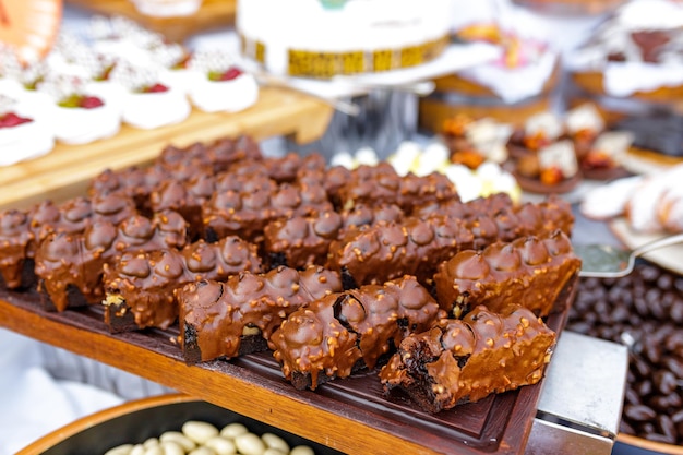 Mesa de buffet com aperitivo de lanche e frutas decoradas ao ar livre em dia ensolarado de verão